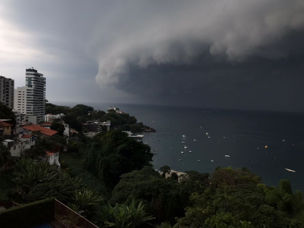 Ciclone subtropical chega a Salvador e causa chuva forte e relâmpagos - Toda Bahia