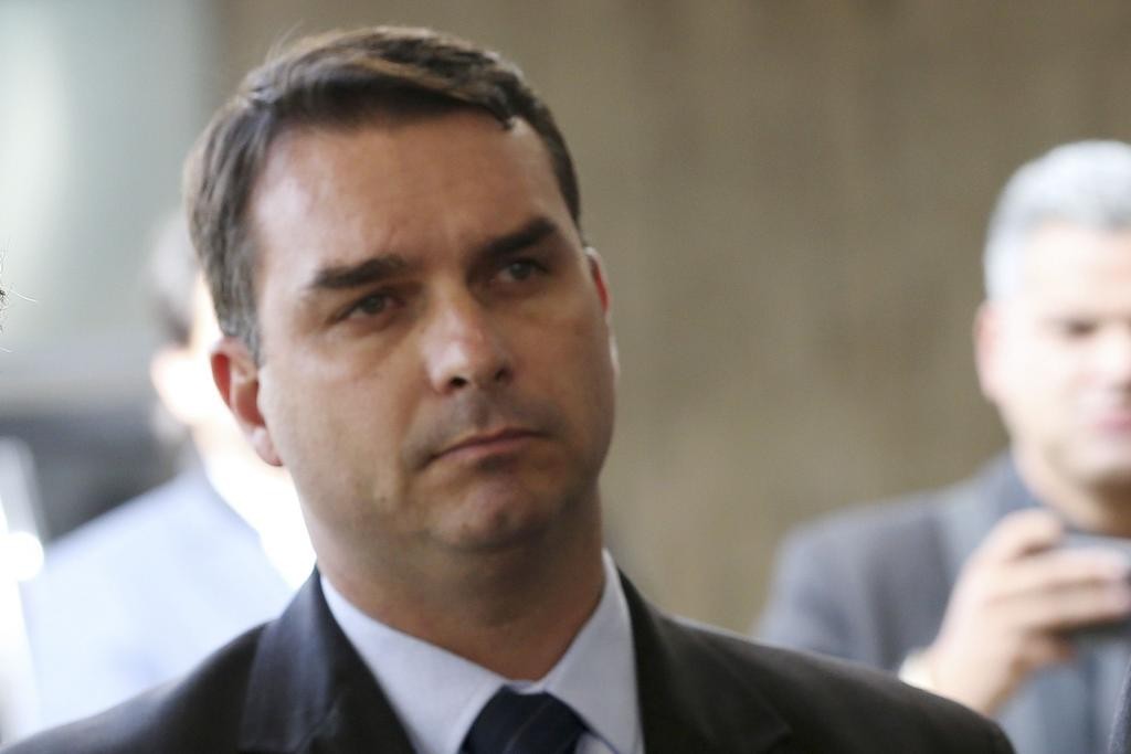 Operação contra Cláudio Castro amplia crise política no entorno de Flávio Bolsonaro