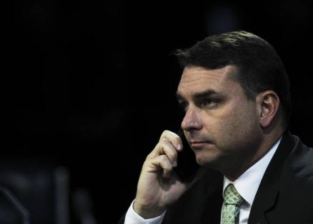 Flávio Bolsonaro busca se distanciar de Ciro Nogueira sem ferir aliança com União-PP e tenta colar Master no PT