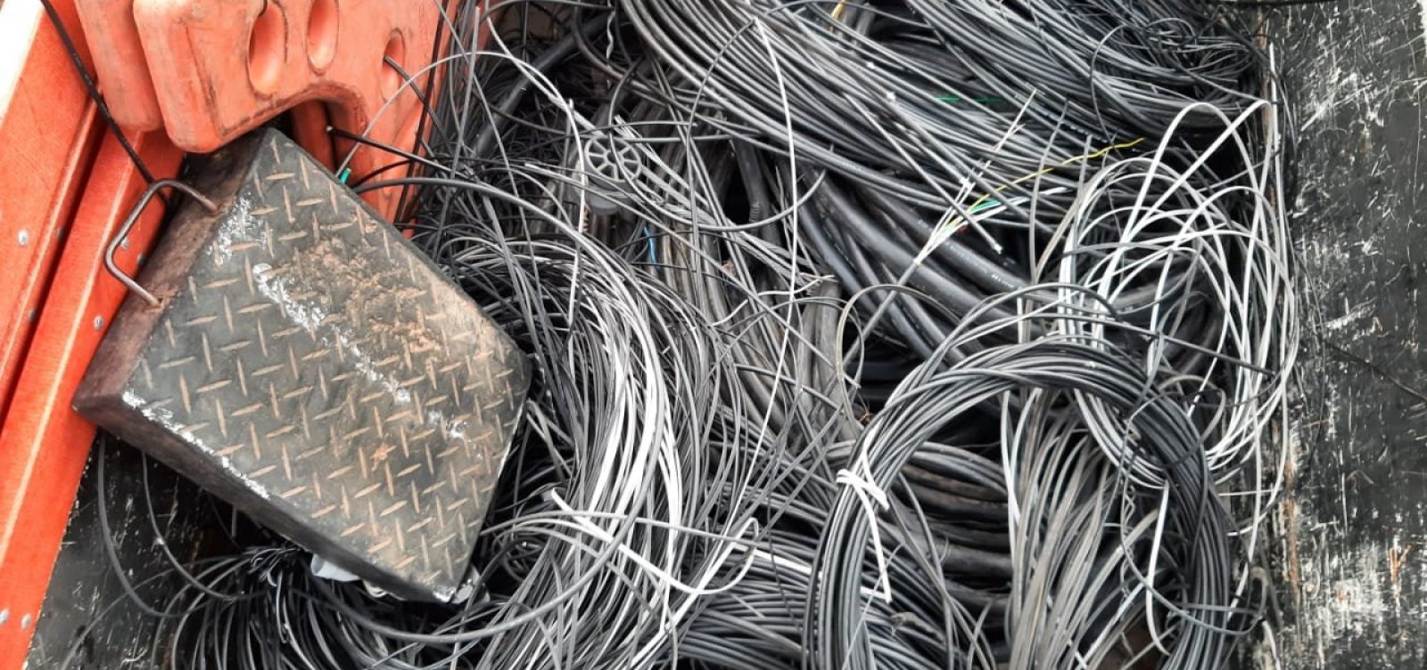 Operação “Gatonet” remove cabos irregulares e pode afetar internet em cidades da Bahia